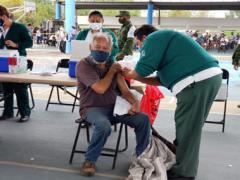 Aplicación de vacuna a adulto mayor, en Felipe Carrillo Puerto. Fotografía: Diario de Quintana Roo.