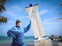 Médica usa con equipo de protección en un atractivo turístico. Fotografía: Ayuntamiento de Puerto Morelos.