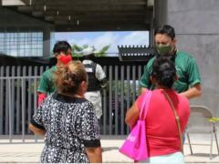 Personal de vacunación conversa con dos adultos mayores. Fotografía: Octavio Martínez/SIPSE.