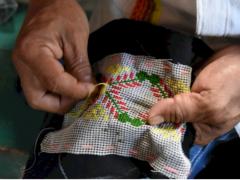 Elaboración de un cubrebocas con bordados mayas. Fotografía: Galu Comunicación y Nómada Noticias.