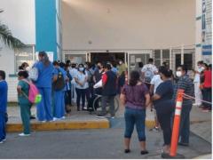 Miembros del sector salud afuera de un hospital. Fotografía: Joana Maldonado.