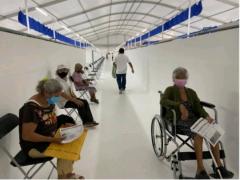 Grupo de personas mayores en un pasillo de alguna institución del sector salud. Fotografía: Gobierno del Estado.