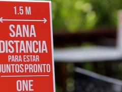 Cartel de sana distancia. Fotografía: Secretaría de Turismo del Estado de Quintano Roo.