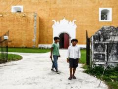 Niños jugando frente a edificio colonial. Fotografía: Víctor Ávalos.