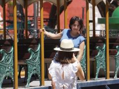 Un par de mujeres en parque. Fotografía: Fernando Eloy.