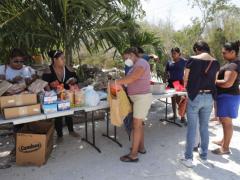 Reparto de los alimentos, Quintana Roo. Fotografía: Rodolfo Flores.
