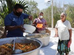 Reparto de comida. Fotografía: Rodolfo Flores.