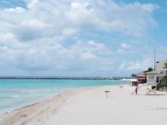 Toma en donde se ve lo que parece ser una caseta del guardavidas. Fotografía: Yo Amo Playa Del Carmen.