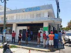 Fila de espera para comprar cerveza. Fotografía: Periodismo Chetumal.