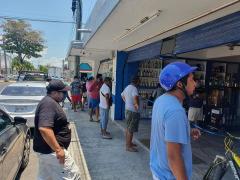 Fila de espera para comprar cerveza. Fotografía: Periodismo Chetumal
