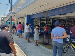 Fila de espera para comprar cerveza. Fotografía: Periodismo Chetumal