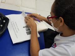 Maestra con cubrebocas tomando notas. Fotografía: Facebook DIF Solidaridad.