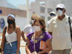 Personas con cubrebocas en la calle. Fotografía: NPC noticias.