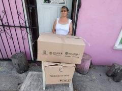 Persona que recibió las dos cajas de despensa. Fotografía: Servicio Social Playa.
