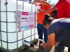 Depósito de agua y jabón en Paradero de Combis Colectivas, Plaza las Américas. Fotografía: Ayuntamiento de Solidaridad.