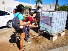 Depósito de agua y jabón en paradero de autobús. Fotografía: Ayuntamiento de Solidaridad.