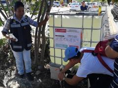 Depósito de agua y jabón en paradero de autobús. Fotografía: Ayuntamiento de Solidaridad.