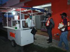Personal estatal retira a ambulante por incumplir hora de cierre. Fotografía: Ayuntamiento de OPB.