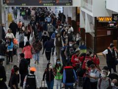 Turistas esperan abordar su vuelo en el AICM de la Ciudad de México, por CUARTOSCURO.