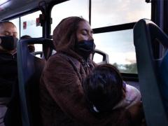 El trayecto de Briana la lleva a viajar por dos horas en el transporte público: Recostada en brazos de su mamá, se dirigen al centro histórico para iniciar su jornada laboral en el puesto de periódicos. Fotografía: Selene Ugalde.