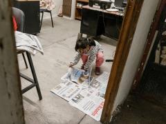 Briana acomoda los periódicos que no se vendieron a cambio de una pequeña propina en la oficina de entregas. Fotografía: Selene Ugalde.