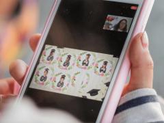 Briana observa la aparición de sus compañeros en el celular de su prima durante su ceremonia de graduación del grado preescolar, el 19 de junio del 2020. Fotografía: Selene Ugalde.