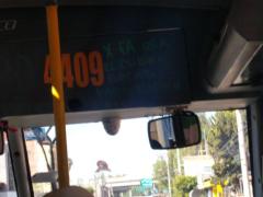 Fotografía de la unidad de transporte público 4,409 con anuncio sobre cubrebocas.