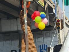 Fotografía de payaso regalando globos en semáforo durante pandemia en San Luis Potosí.