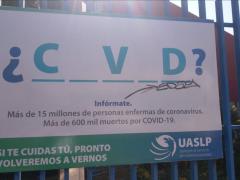 Cartel en la UASLP, sobre contagios de COVID-19. Fotografía: Omar Uriel Azpeitia Saldaña