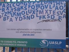 Cartel en la UASLP, sobre zonas aglomeradas y COVID-19. Fotografía: Omar Uriel Azpeitia Saldaña