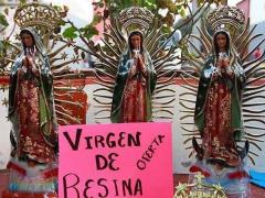 Imagen de figuras de la virgen de Guadalupe hechas de resina que se venden en oferta por las fechas decembrinas. Fotografía: Pulso.