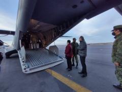 Los elementos del ejército y personal civil recibiendo la primera carga de vacunas