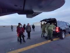Elementos del ejército trasladando la carga de vacunas a una camioneta