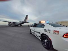 Patrulla de la Guardia Nacional presente en la llegada del avión con el primer cargamento de vacunas