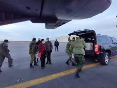 Elementos del ejército trasladando la carga de vacunas a una camioneta