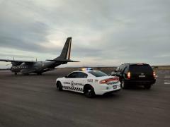 Patrulla de la Guardia Nacional presente en el aterrizaje del avión con la primera carga de vacunas