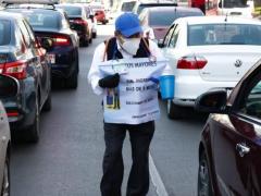 Abuelito que sale a pedir limosna por falta de ingresos durante la pandemia COVID-19.