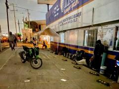 Gente hace filas desde días antes para conseguir tanques de oxígeno. Fotografía: Noticieros San Luis. 