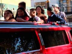 Grupo de jóvenes festejan en limusina roja sin medidas sanitarias. Fotografía: El Pulso. Diario de San Luis.