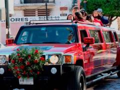 Grupo de jóvenes festejan en limusina roja sin medidas sanitarias. Fotografía: El Pulso, Diario de San Luis.