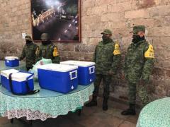Personal militar resguarda contenedores de vacunas. Fotografía: Pulso Diario de San Luis.