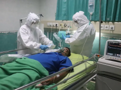 Médicos atienden a paciente. Fotografía: Pulso informativo.