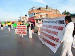 Enfermeras con pancartas durante manifestación, Hospital General de Soledad. Fotografía: Pulso. Diario de San Luis.
