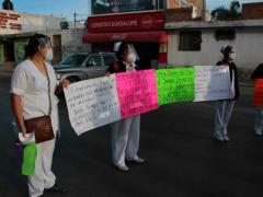 Enfermeras con pancartas durante manifestación, Hospital General de Soledad. Fotografía: Pulso. Diario de San Luis.