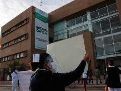 Enfermera con pancartas durante manifestación frente al Hospital General de Soledad. Fotografía: Pulso. Diario de San Luis.