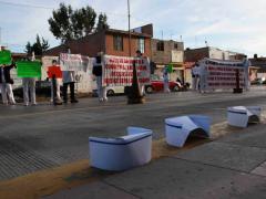 Enfermeras con pancartas durante manifestación y cofias, Hospital General de Soledad. Fotografía: Pulso. Diario de San Luis.