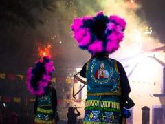 Danzantes observan fuegos artificiales en honor al Santo Patrono de Mexquitic de Carmona, San Miguel Arcángel. Foto: Pixel Hobby.