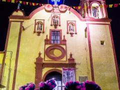 Danzantes frente a iglesia, Mexquitic de Carmona. Foto: Pixel Hobby.