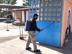 Sanitización y limpieza de un plantel educativo, La Pila, SLP. Twitter Gobierno de la Capital SLP.
