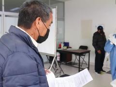 Se observa a un hombre adulto dirigiéndose a los auxiliares médicos. Fotografía: Twetter H. Ayuntamiento de San Luis PotoSí.